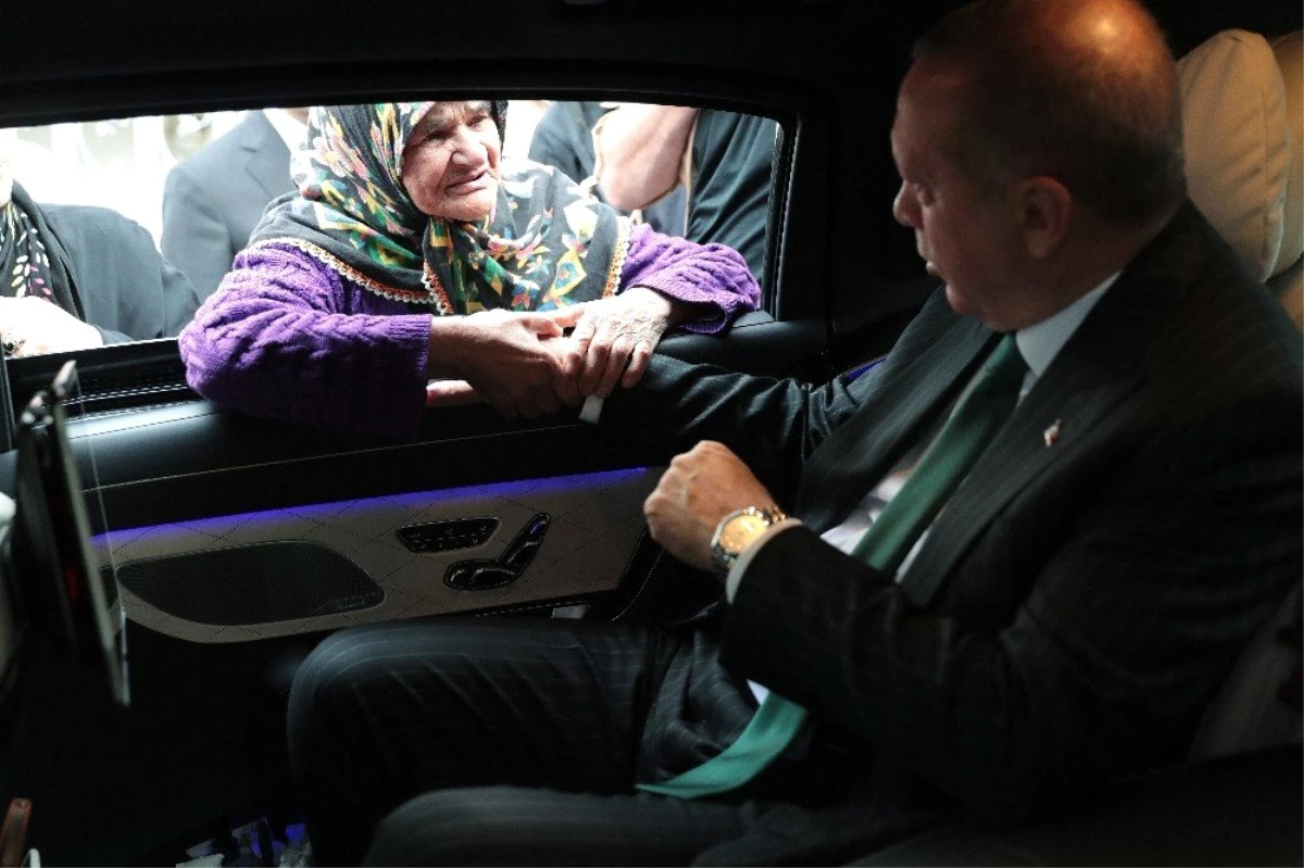 Cumhurbaşkanı Erdoğan ile Yaşlı Teyzenin Gülümseten Sohbeti
