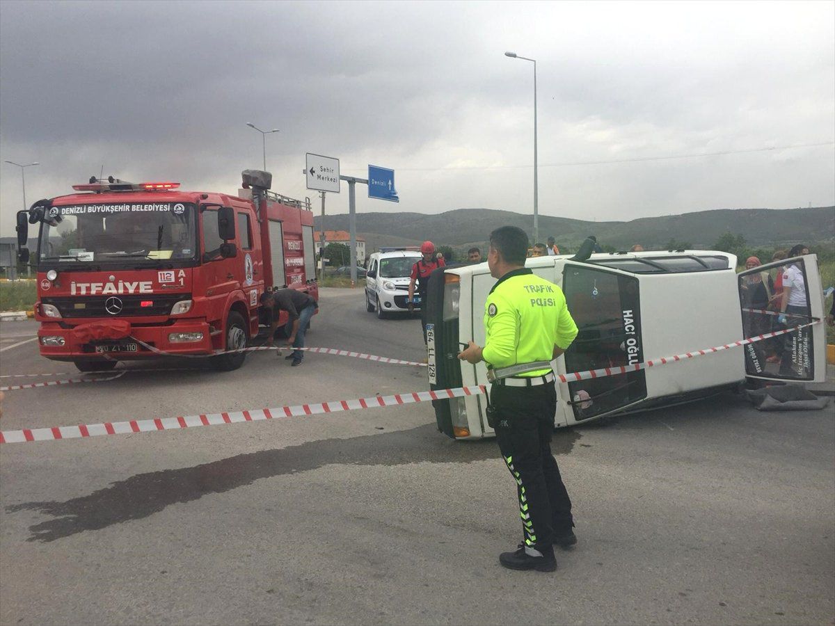 Denizli\'de Otomobil Devrildi: 3 Yaralı