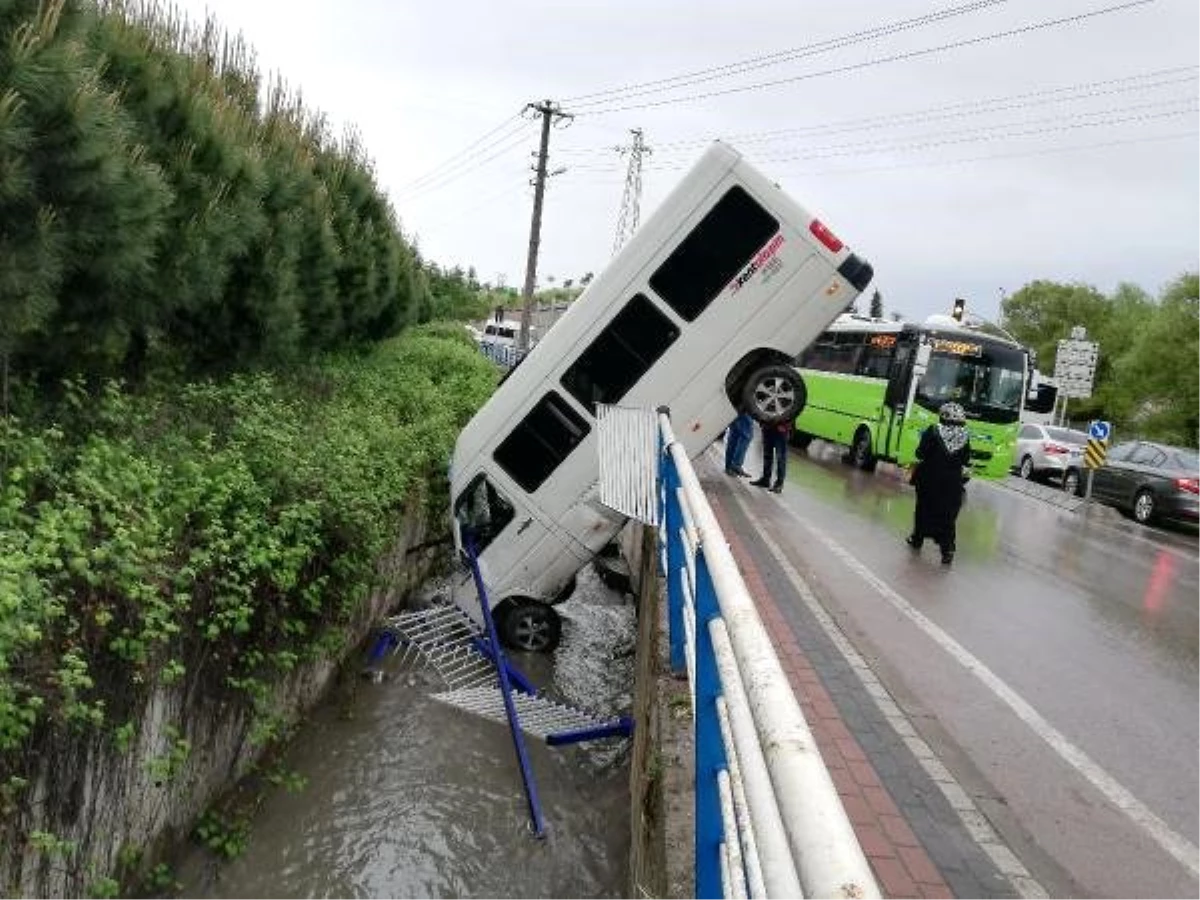 Dereye Düşen Minibüs, Motorunun Üzerinde Dik Durdu