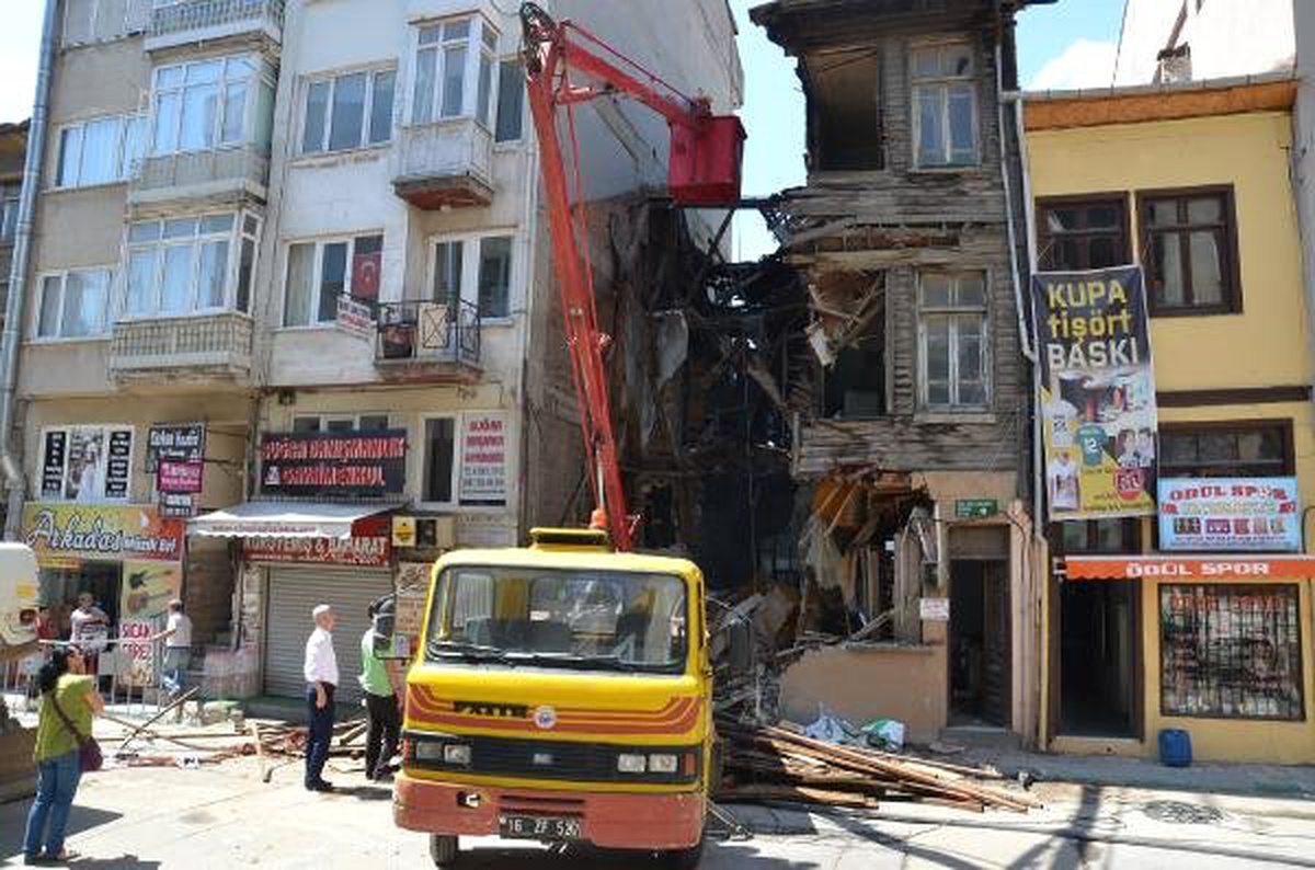 Doktorun Yıkılan Ahşap Evinden Tarih Fışkırdı