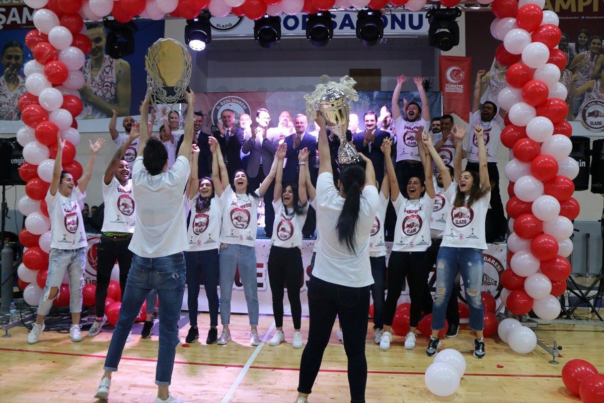 Elazığ İl Özel İdare Şampiyonluk Sevincini Taraftarlarıyla Paylaştı