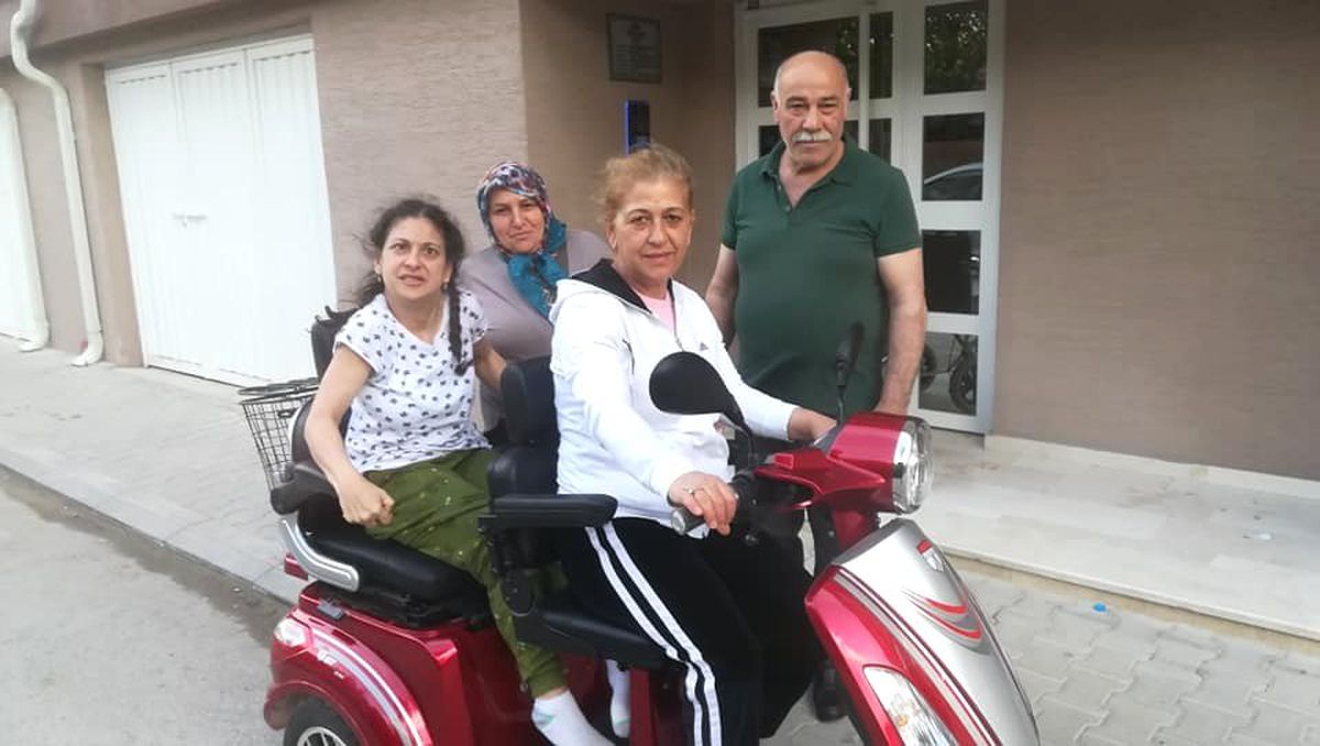 Engelli Kadının Şarjlı Araç Mutluluğu