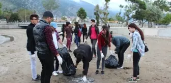 Finikeli Öğrenciler Sahili Temizledi