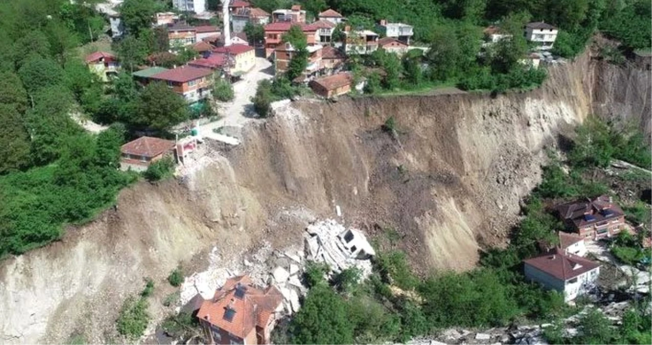 Heyelanın Vurduğu Mahallede Tahliye İşlemi Başladı, Vatandaşlar Evlerini Boşaltırken Gözyaşlarına Boğuldu