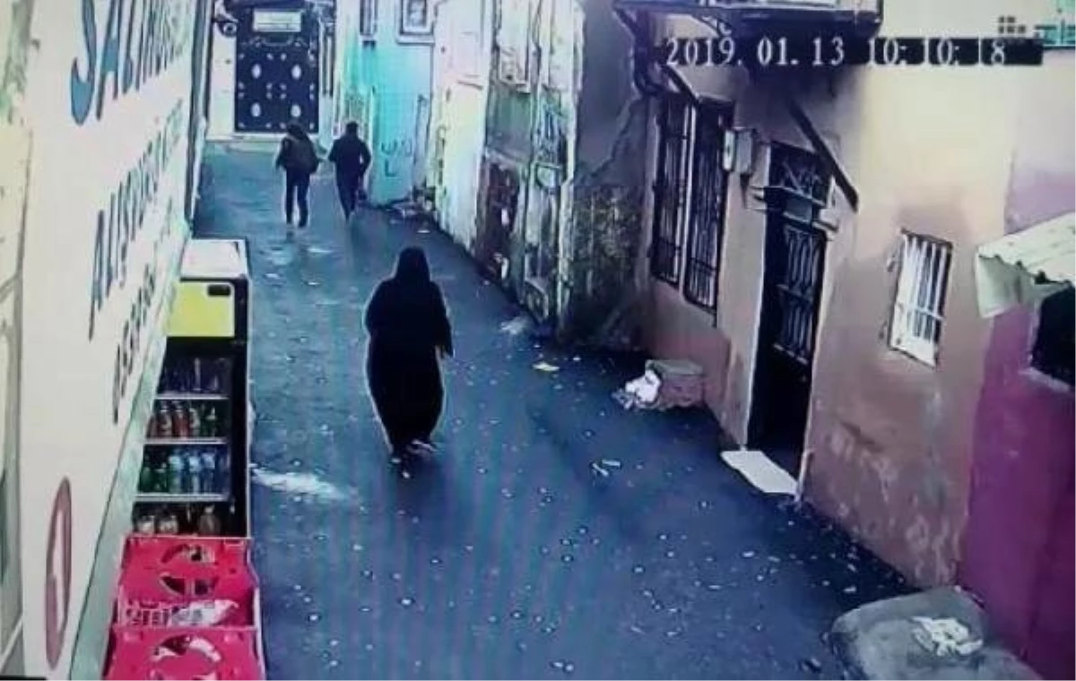 İzmir\'deki Kapkaç Anı Güvenlik Kamerasına Yansıdı