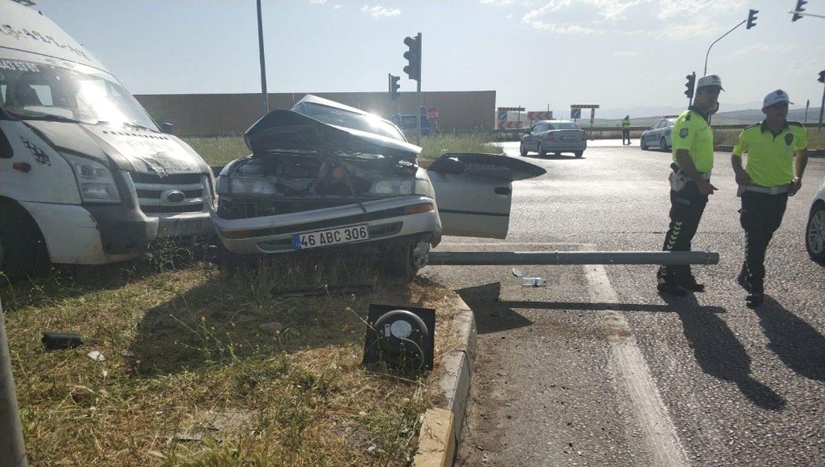 Kahramanmaraş\'ta Minibüs ile Otomobil Çarpıştı: 5 Yaralı
