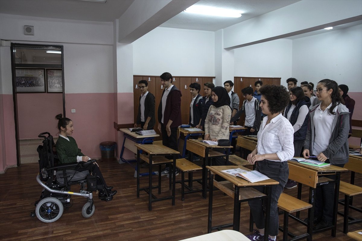 Kas Erimesi" Hastası Öğretmenin Azmi Öğrencilerine Örnek Oldu