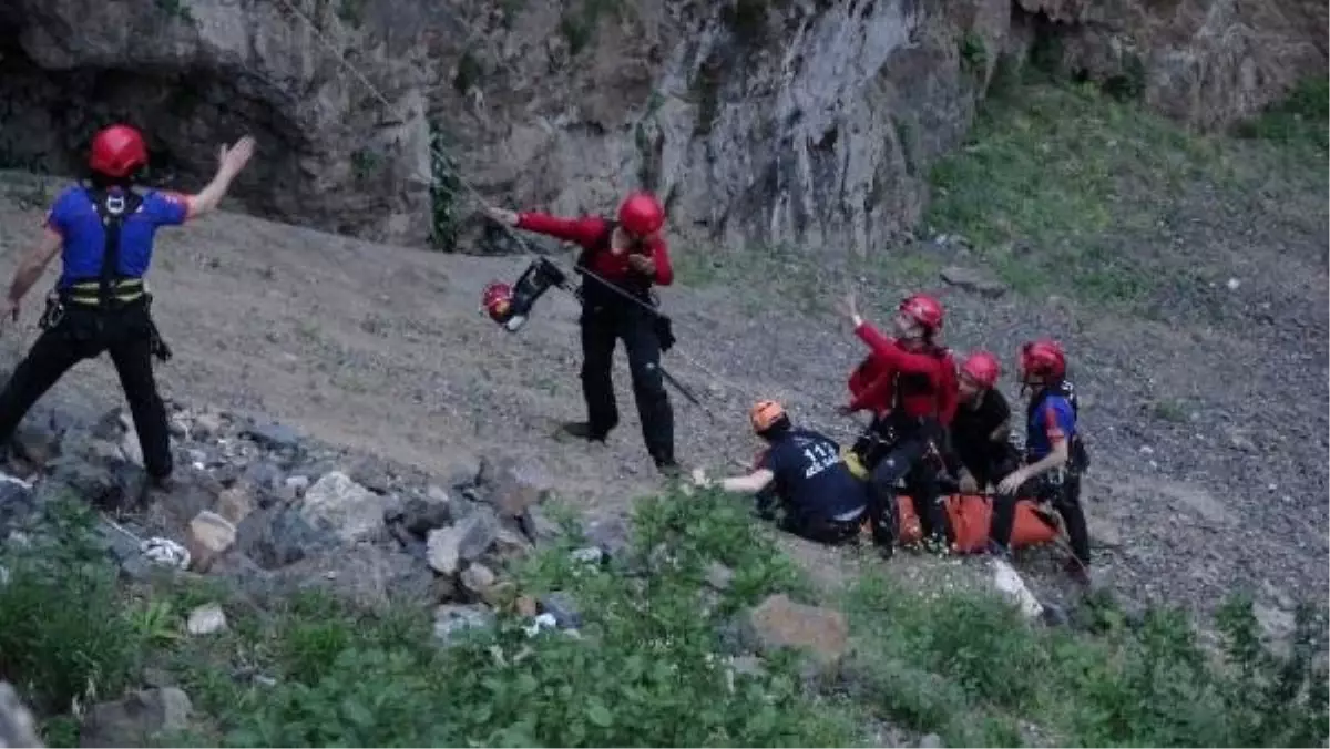 Kayıp Gazeteciyi Ararken Suya Kapılan 2 Asker Şehit Oldu - Yeniden