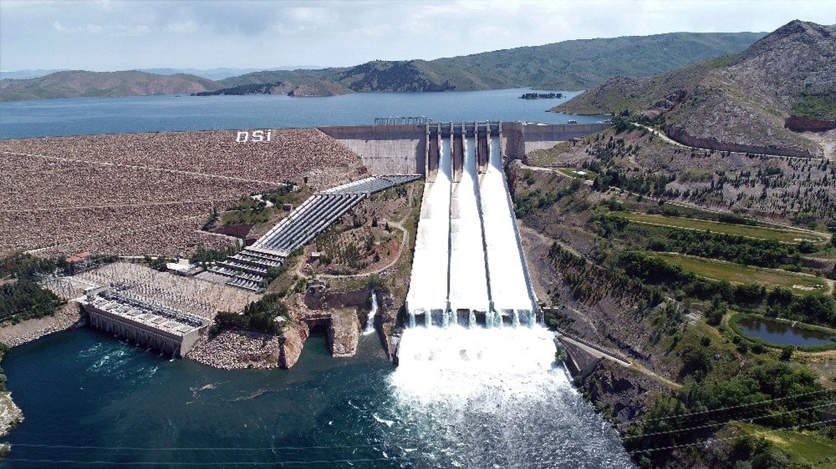 Keban Barajı\'nda 15 Yıl Sonra İlk, Savaklar Açıldı