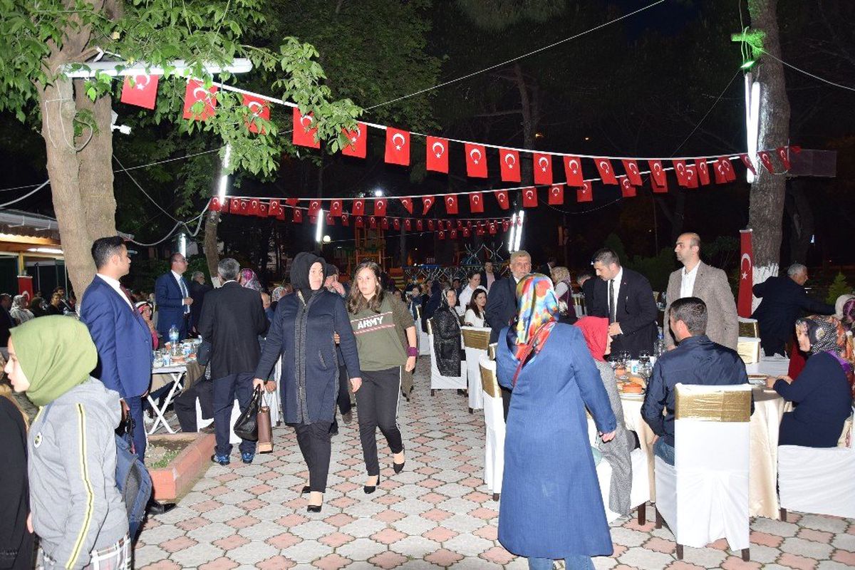 Lapseki\'de Şehit ve Gazi Ailelerine İftar Verildi