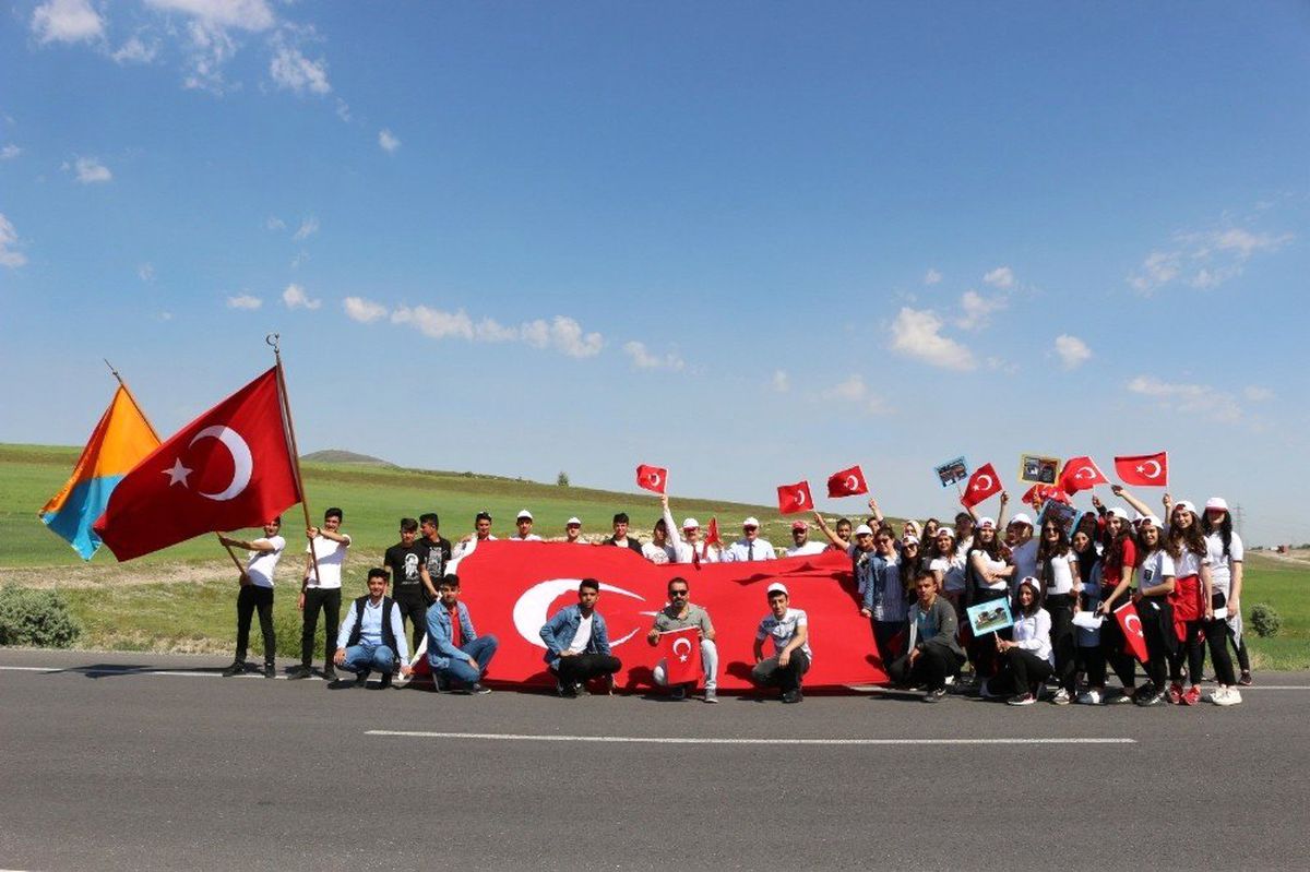 Liseli Öğrencilerden ve Öğretmenlerden \'100. Yılında 1000 Adım\' Gençlik Yürüyüşü