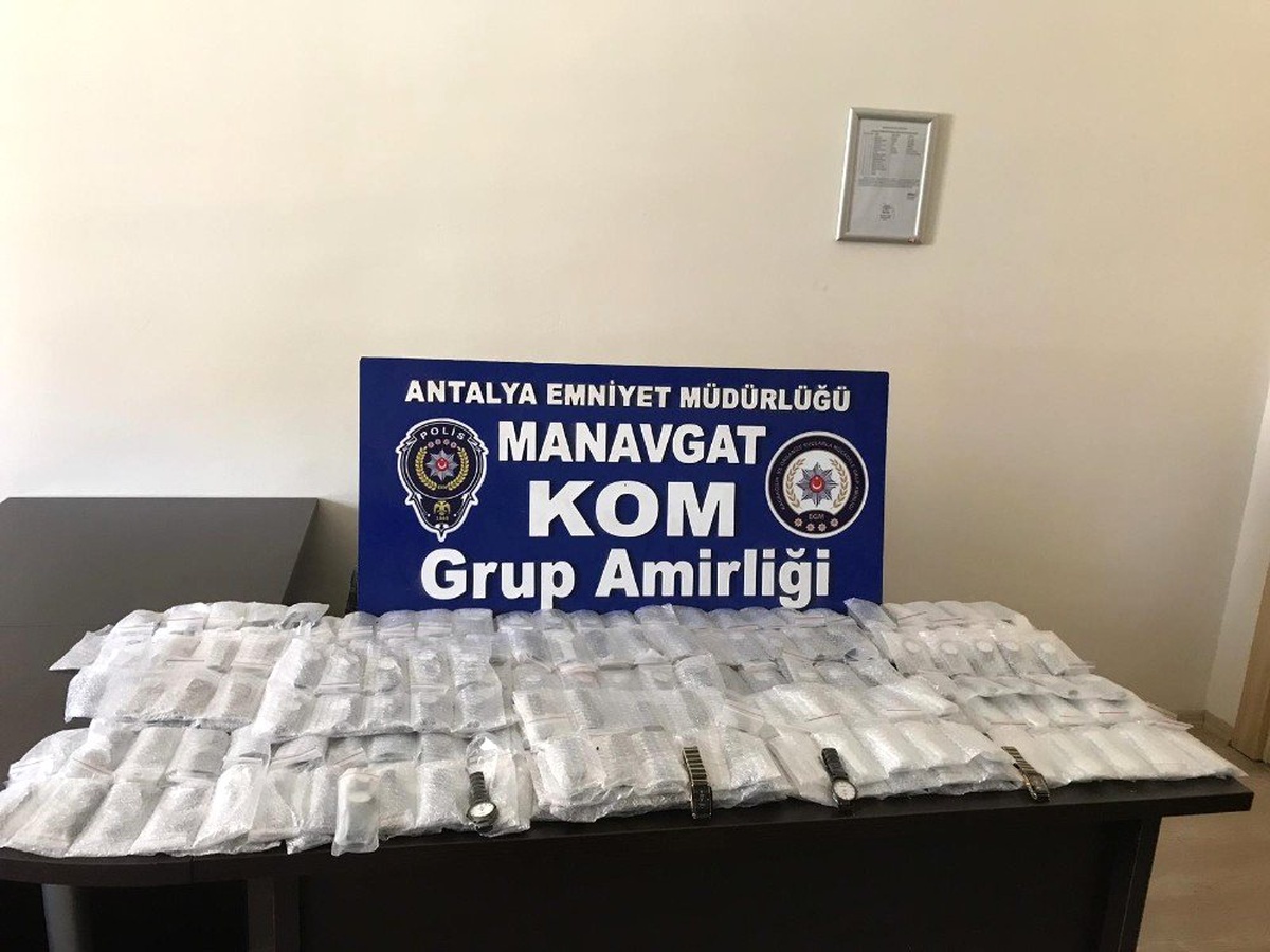 Manavgat\'ta 304 Kaçak Kol Saati Ele Geçirildi