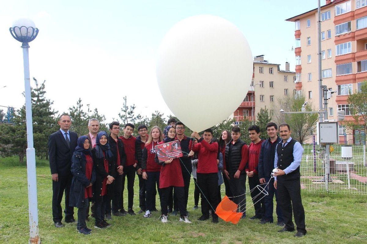 Meteoroloji Balonu Liseli Öğrenciler Tarafından Atıldı