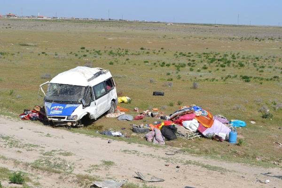 Minibüs Devrildi, Tarım İşçisi 13 Kişilik Aile Yaralandı