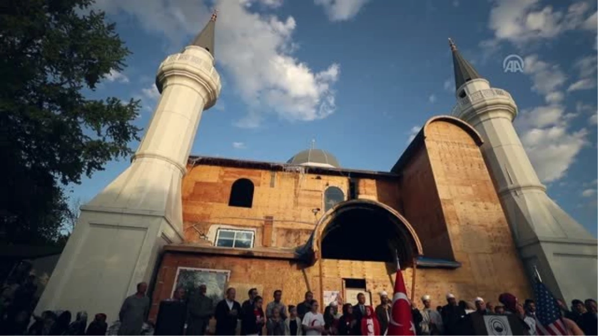 Müslüman ve Gayrimüslimler Kundaklanan Camii İçin Kenetlendi - New