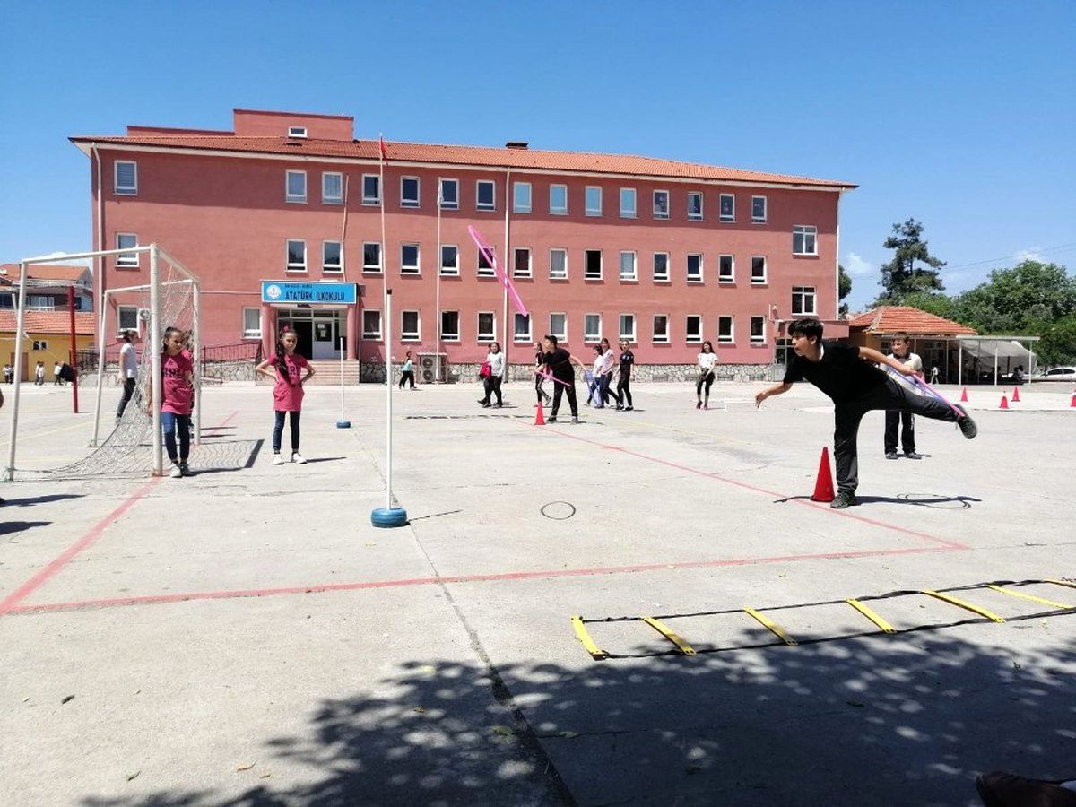 Öğrenciler Önce Koşuyor, Sonrada Soruları Cevaplıyor