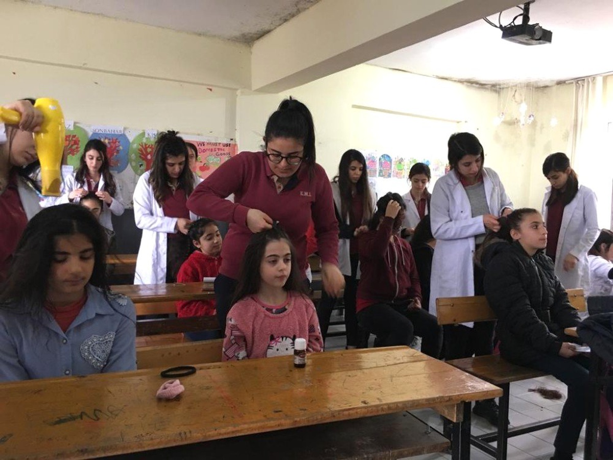 Öğrencilerden Yaşlılara ve Çocuklara Saç Bakımı