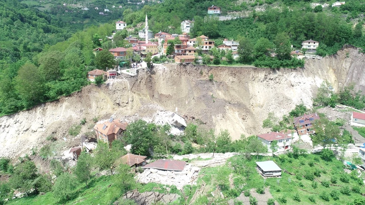 Ordu\'da 31 Konutun Yıkıldığı Heyelan