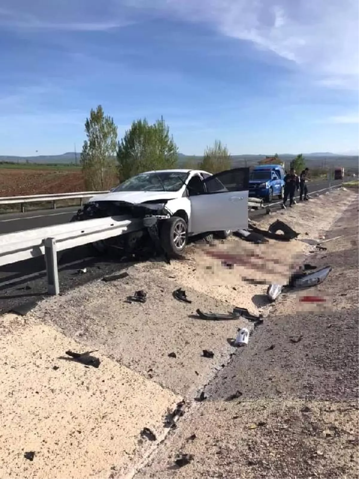 Otomobil, Çarptığı Bariyerde Kaldı; Sürücünün Bacağı Koptu