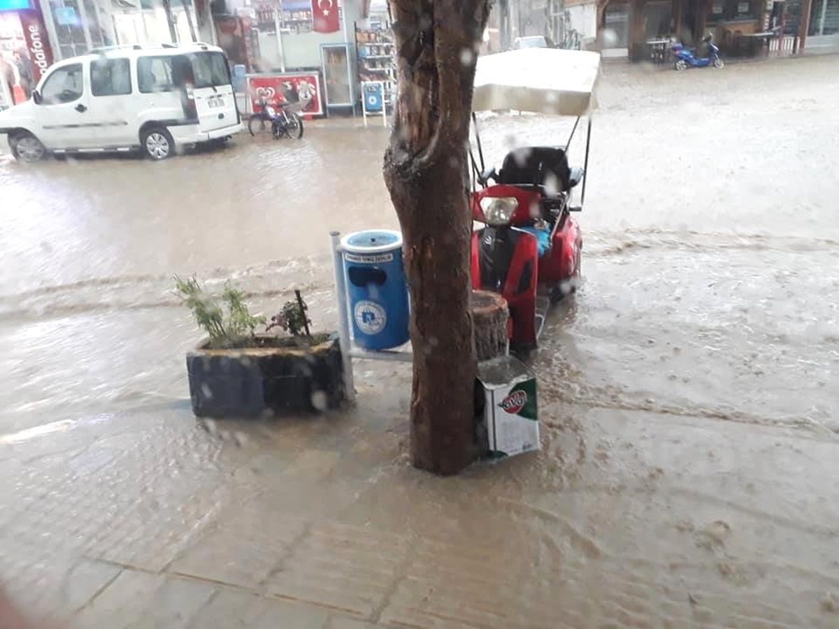 Pazaryeri\'nde Şiddetli Yağmur Hayatı Olumsuz Etkiledi