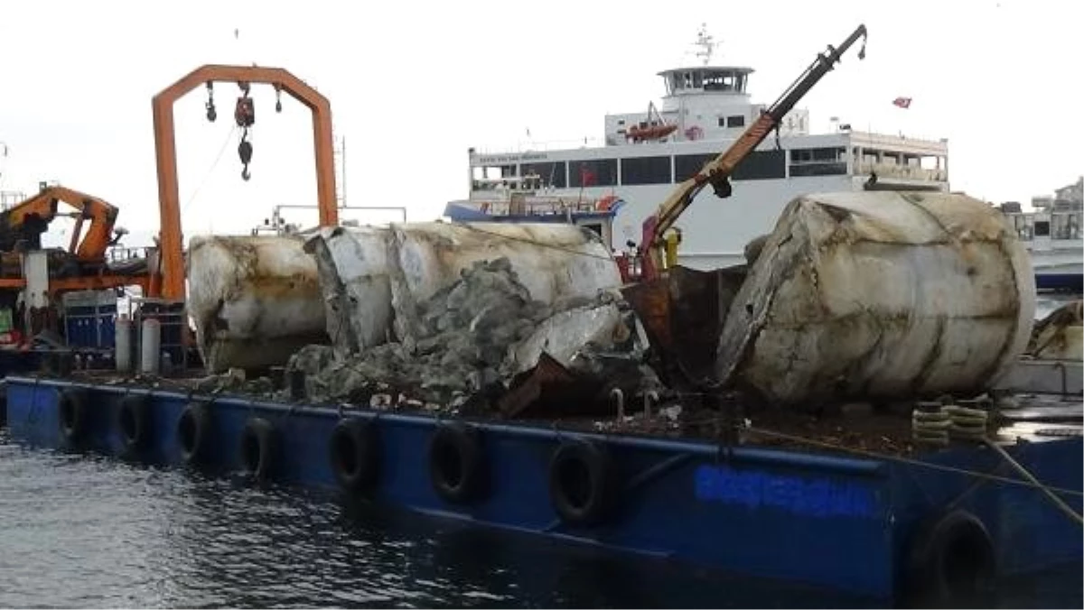 Sahilde Gemi Söküm Çalışmalarını İzleyen İşadamının Üzerine Beton Blok Düştü