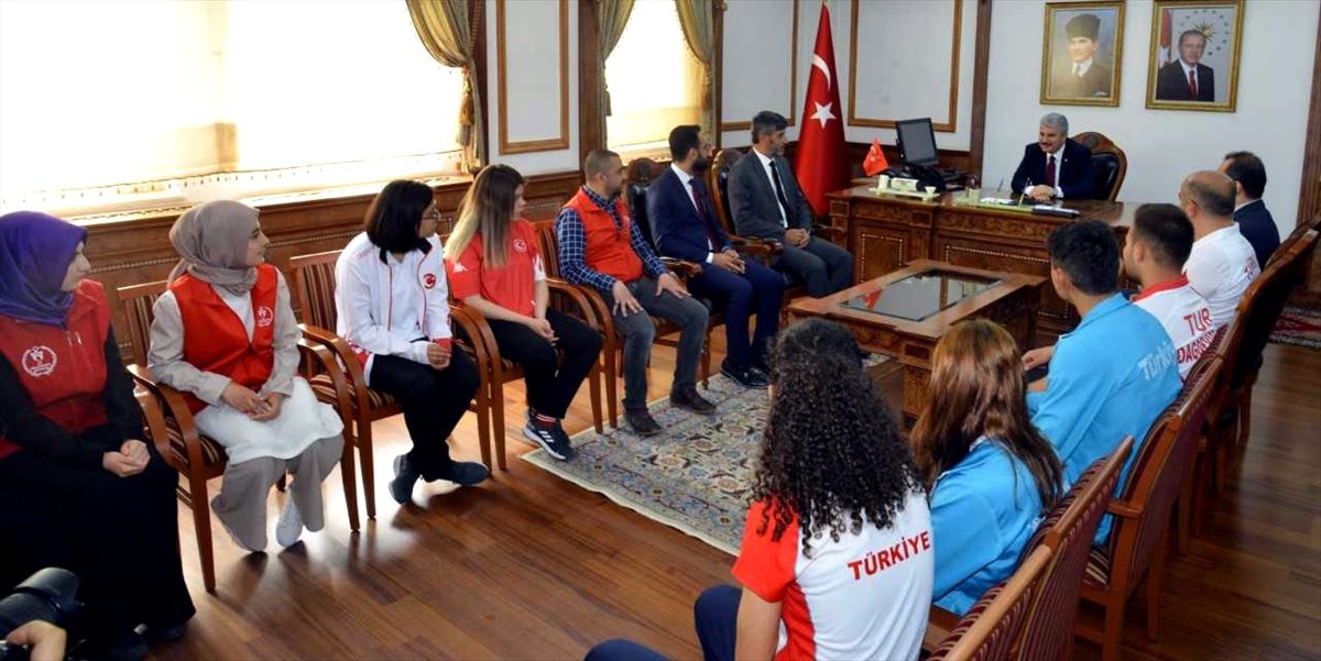 Şampiyon Sporculardan Vali Akın\'a Ziyaret