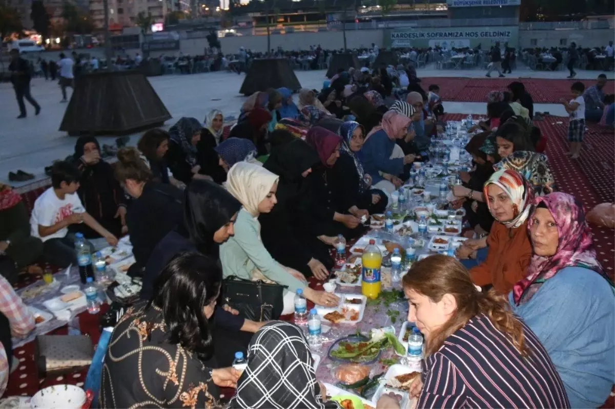 Şanlıurfalılar İftarını Rabia Meydanı\'nda Açıyor