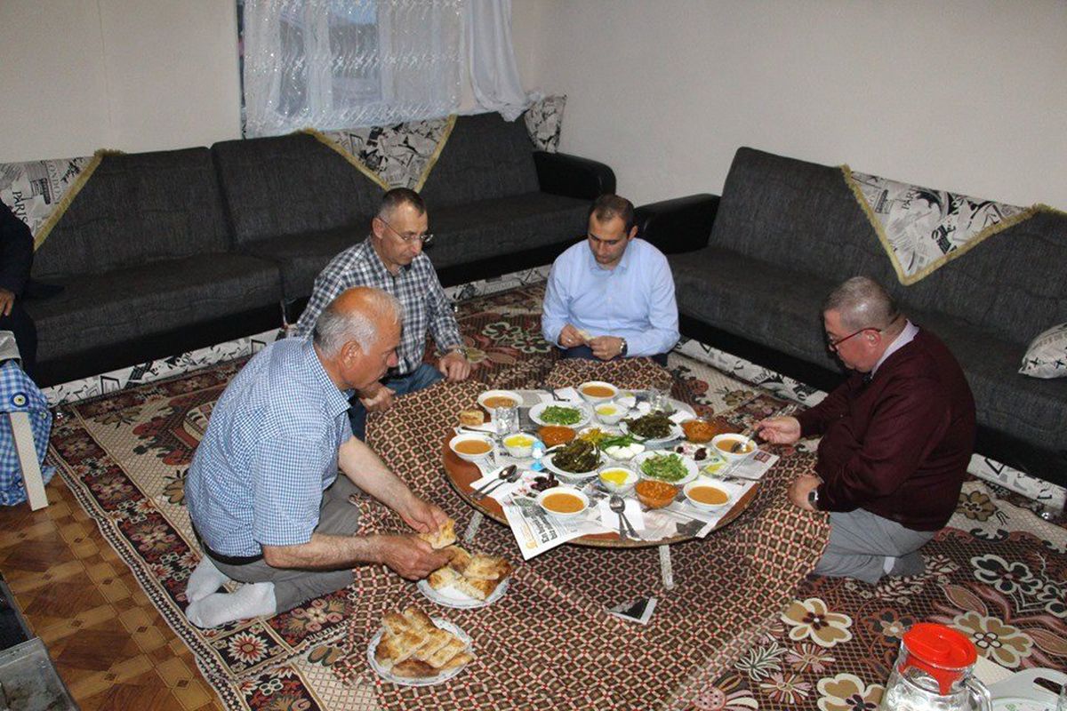 Şehit Ailesinin Evinde İftar Yemeği
