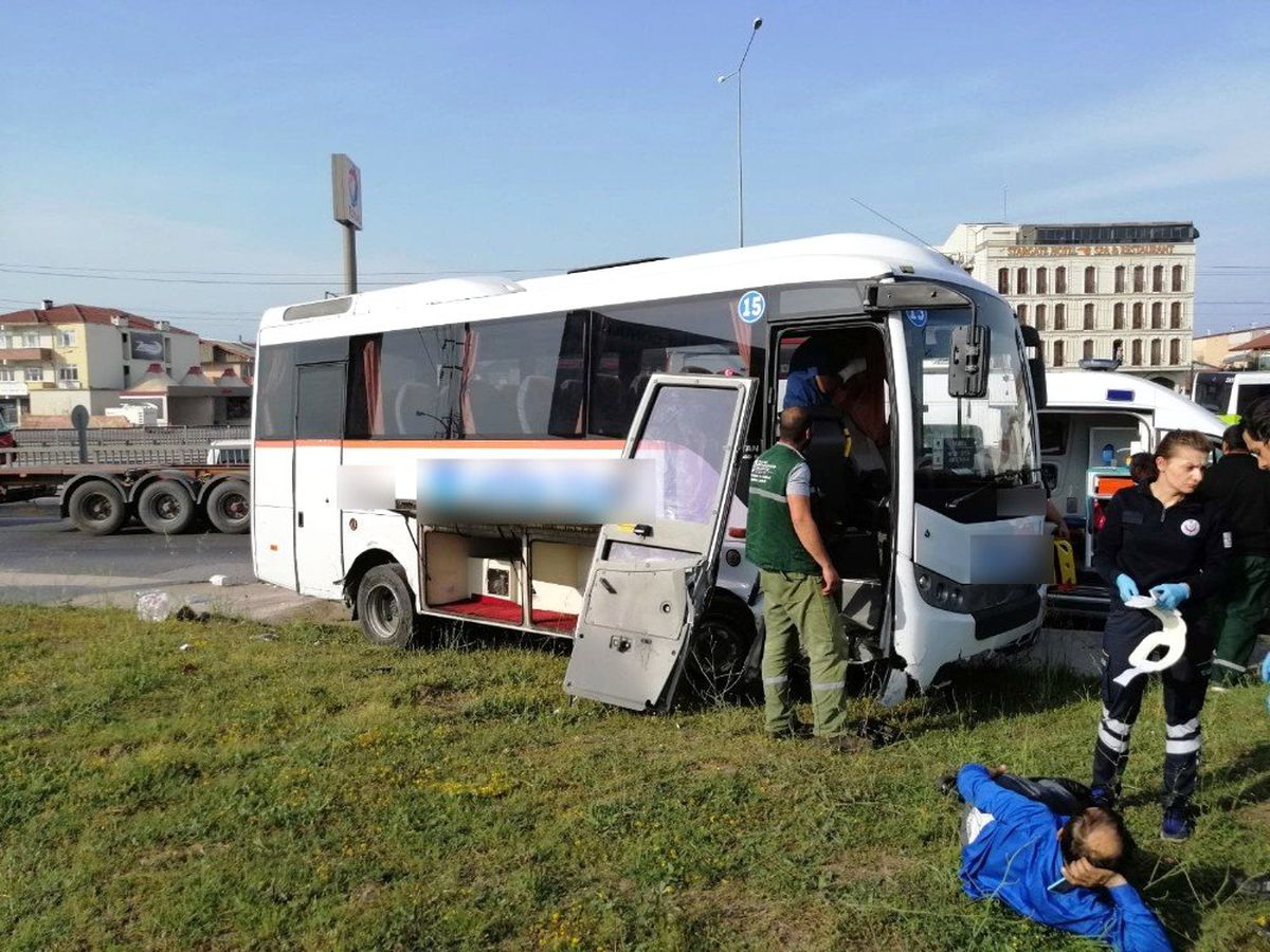 Servis Midibüsü Bariyerleri Parçalayarak Karşı Şeride Geçti: 1 Yaralı