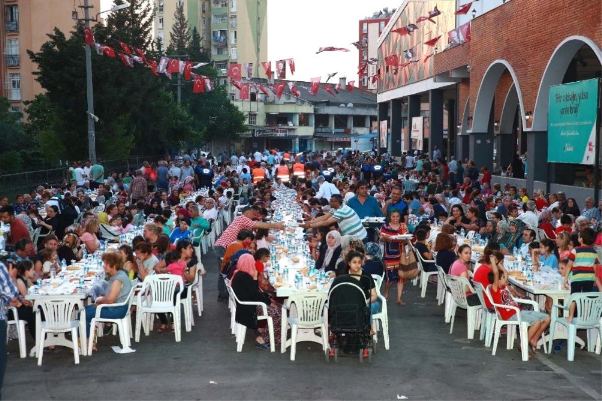 Seyhan Belediyesi İftar Sofrasında Bin 500 Kişiyi Ağırladı