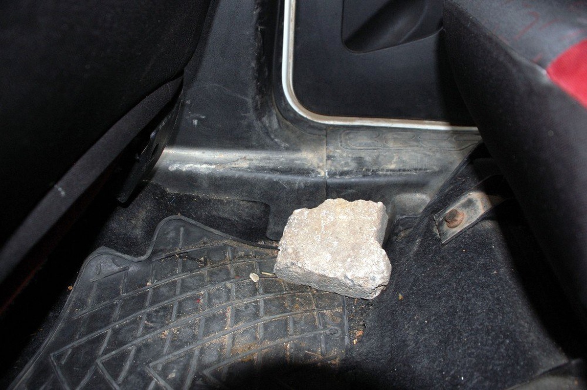 Seyir Halindeki Otomobile Parke Taşı Atıldı
