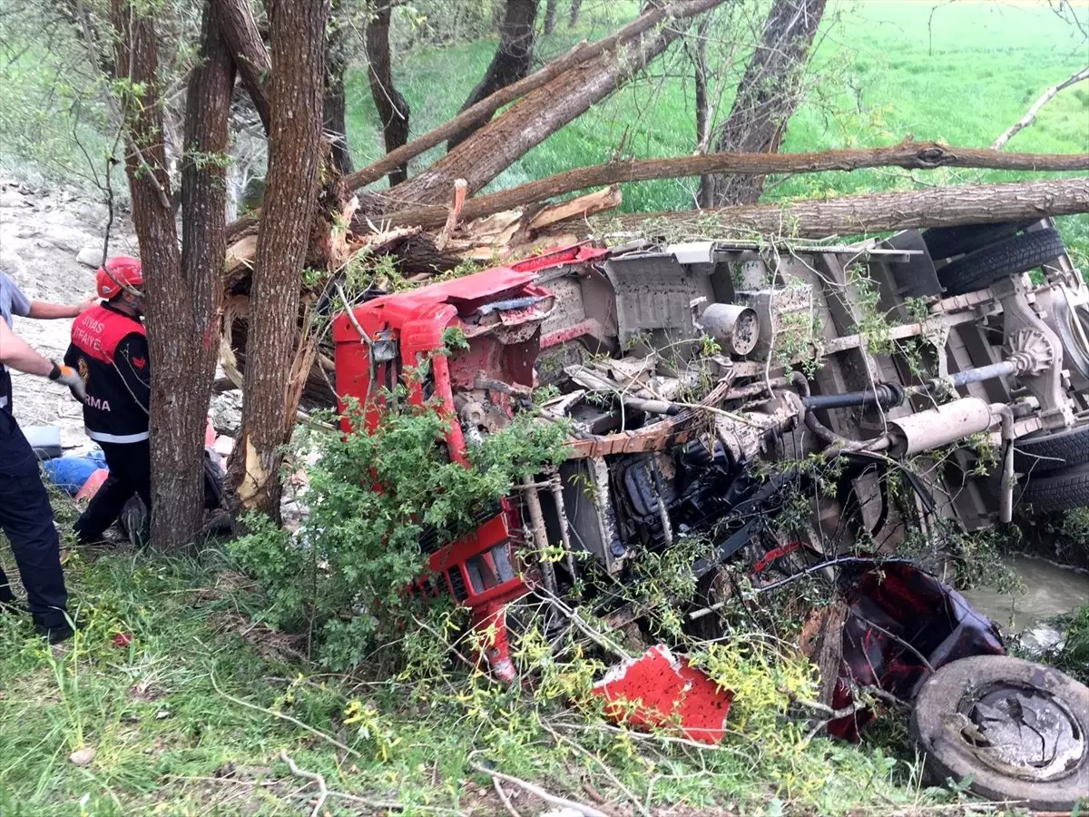 Sivas\'ta Trafik Kazası: 1 Ölü, 2 Yaralı