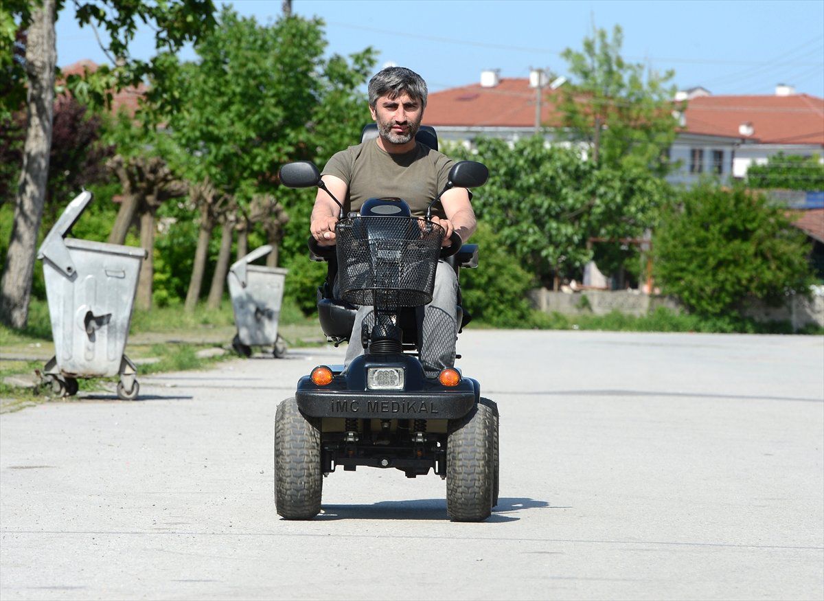 Tek Eliyle Sanatına Yön Veriyor