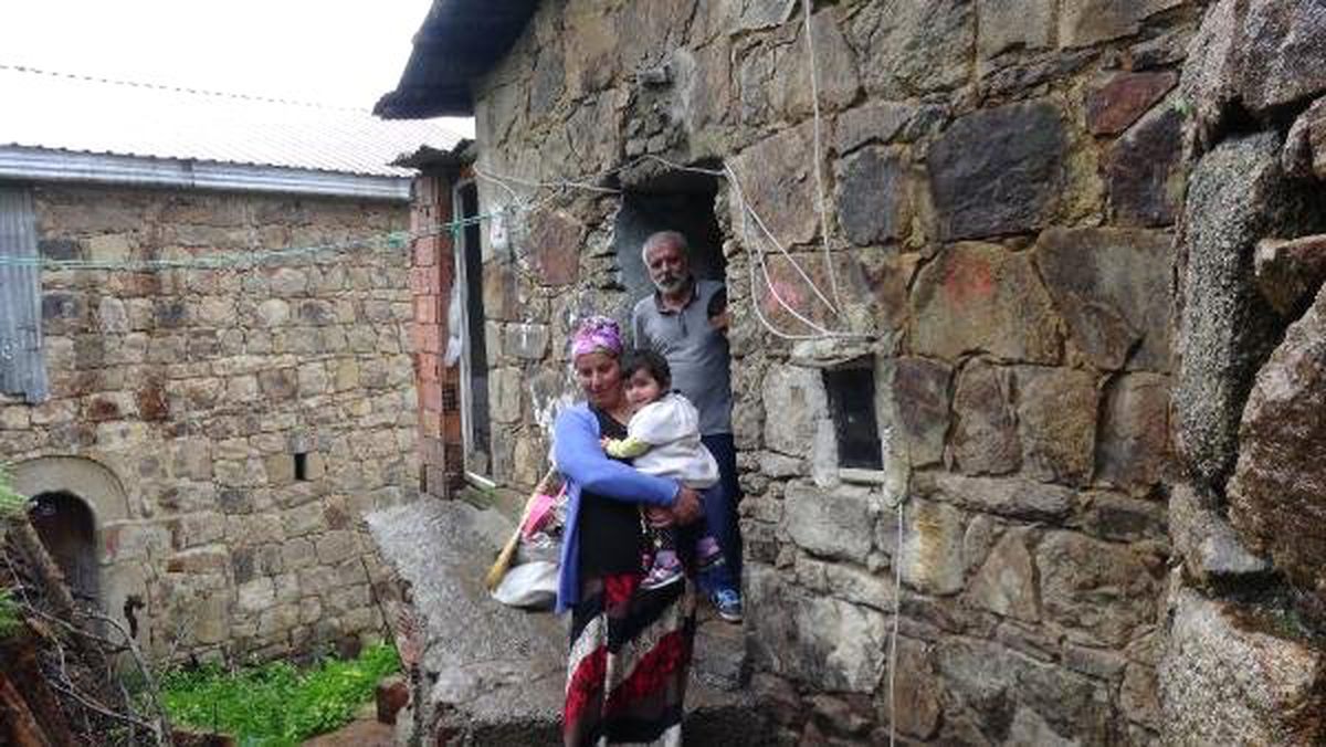 Tek Odalı Evde Yaşam Mücadelesi Veriyorlar