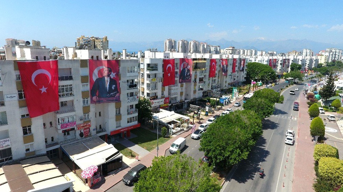 Tekelioğlu Caddesi Türk Bayrakları ve Atatürk Posterleri ile Donatıldı.
