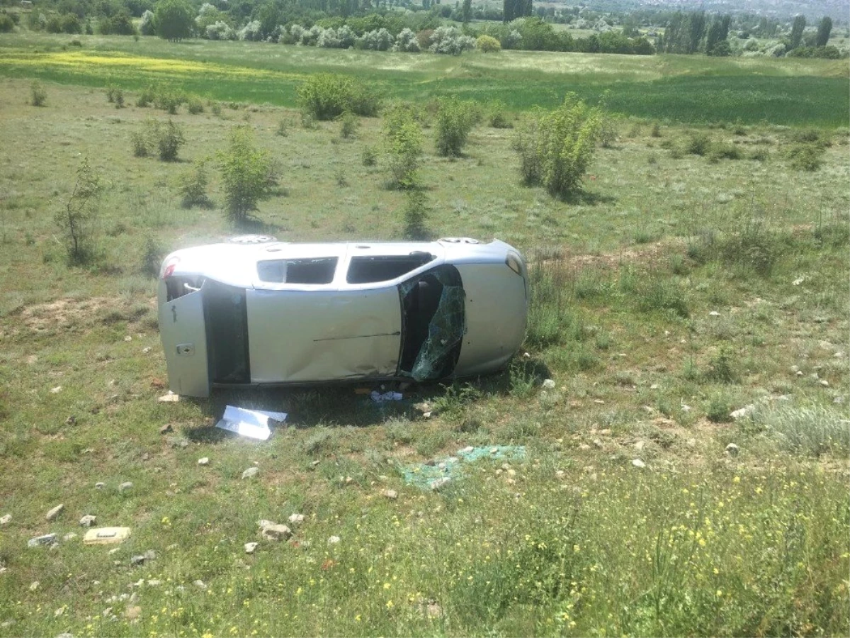 Tosya Sapaca Köyünde Otomobil Tarlaya Uçtu: 2 Yaralı