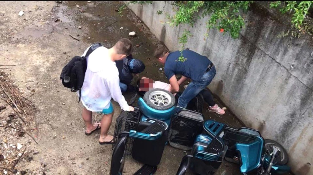 Turistleri Taşıyan Elektrikli Bisiklet Sulama Kanalına Uçtu: 1\'i Ağın 2 Yaralı