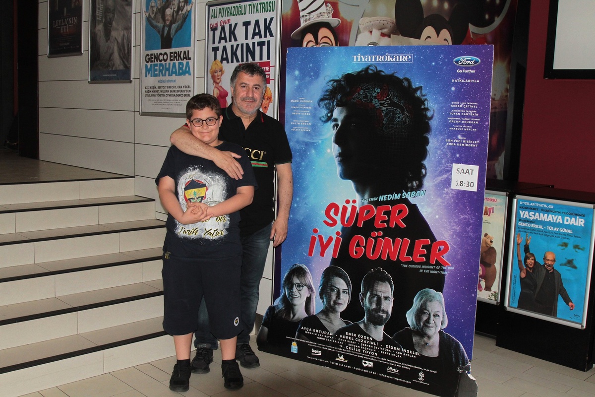 Ünlü Oyuncu Veysel Diker\'in Oğluyla Tiyatro Keyfi