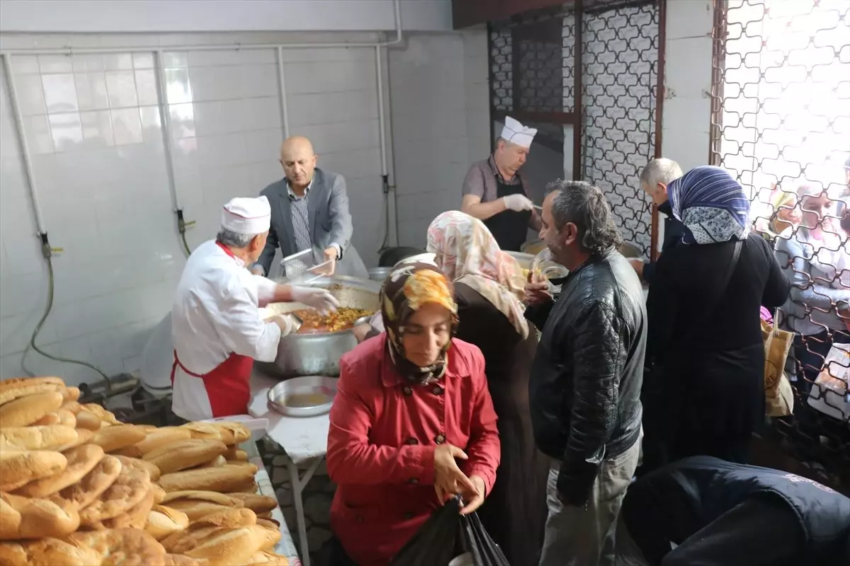 Vasiyetle 29 Yıldır Binlerce Kişiye Yemek Veriyorlar