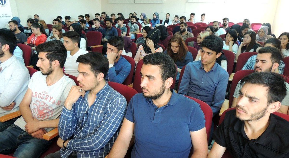 Yüksekokul Öğrencilerine Güvenli İnternet Kullanımı Konferansı