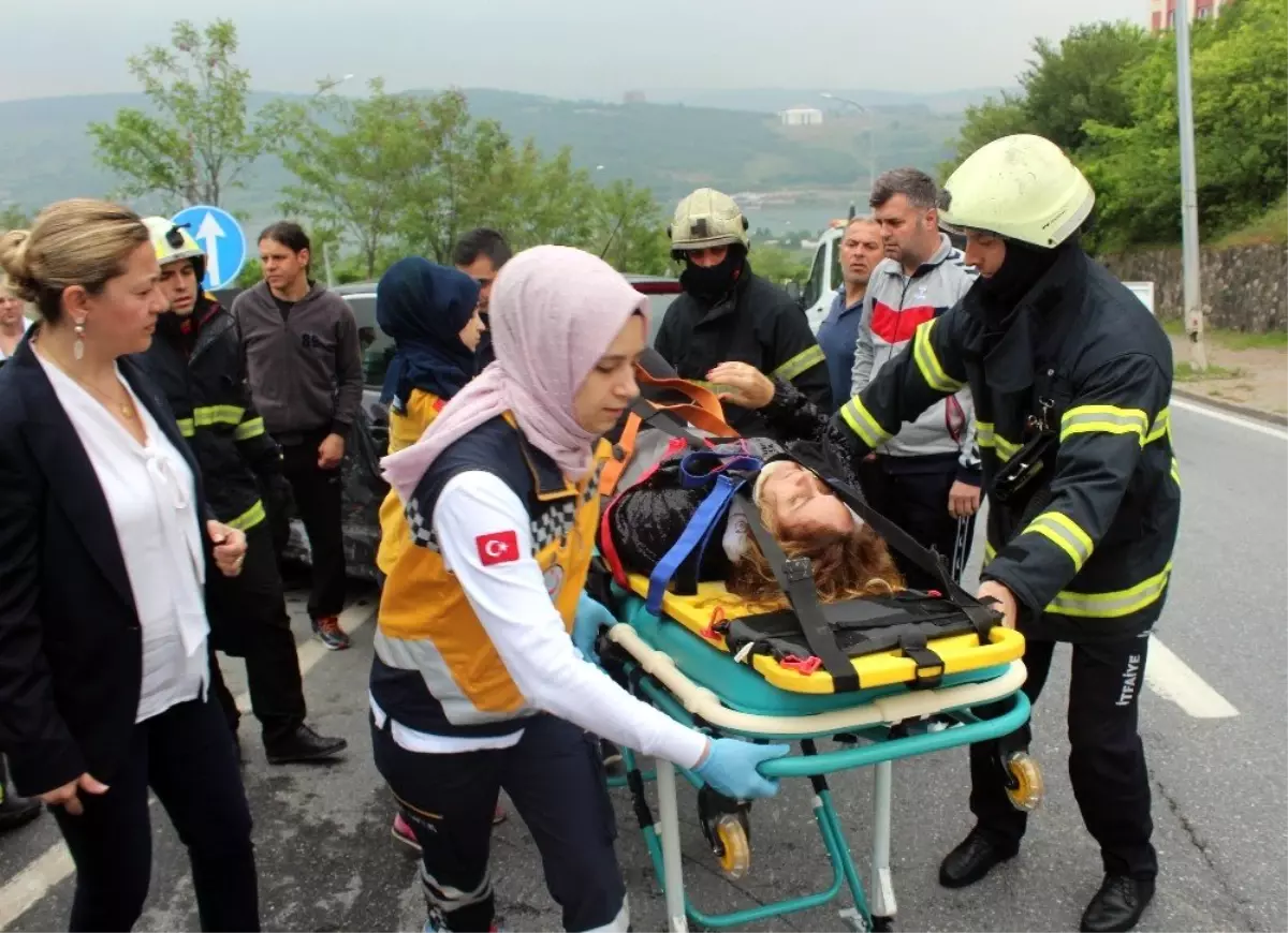 2 Otomobil Kavşakta Çarpıştı, Araçta Sıkışan Yaralıyı İtfaiye Ekipleri Kurtardı