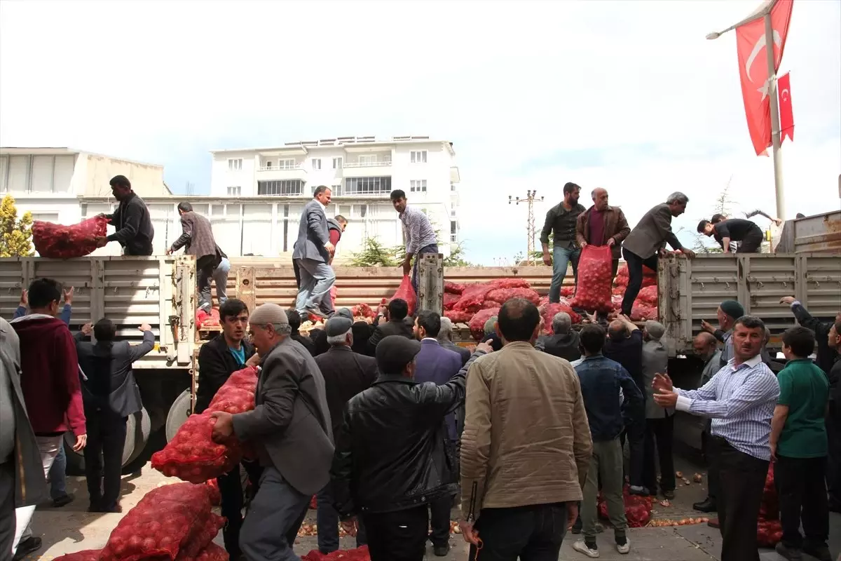 Ahlatlı İş Adamı Bir Tır Soğan Dağıttı