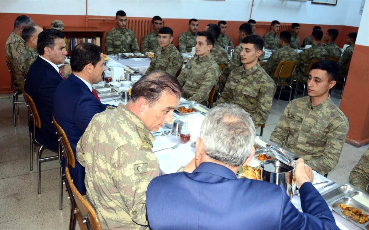 Ardahan Valisi Masatlı, Sınırın Sıfır Noktasındaki Askerlerle İftar Yaptı