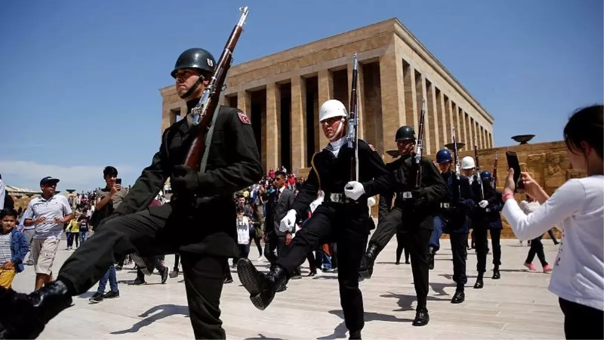 Atatürk Mitolojik Bir Kahramana Dönüştü, Atatürkçülük Tartışmaları Rasyonel Zeminden Uzaklaşıyor"