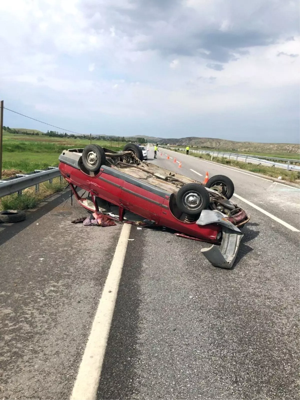 Bariyerlere Çarparak Takla Atan Otomobildeki 2 Kişi Yaralandı