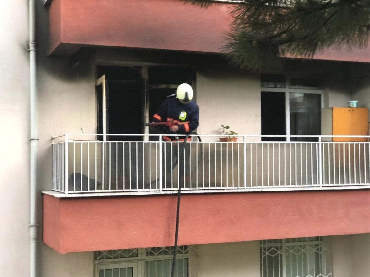 Başkent\'te Salonu Yanan Evde 3 Kişi Yaralandı