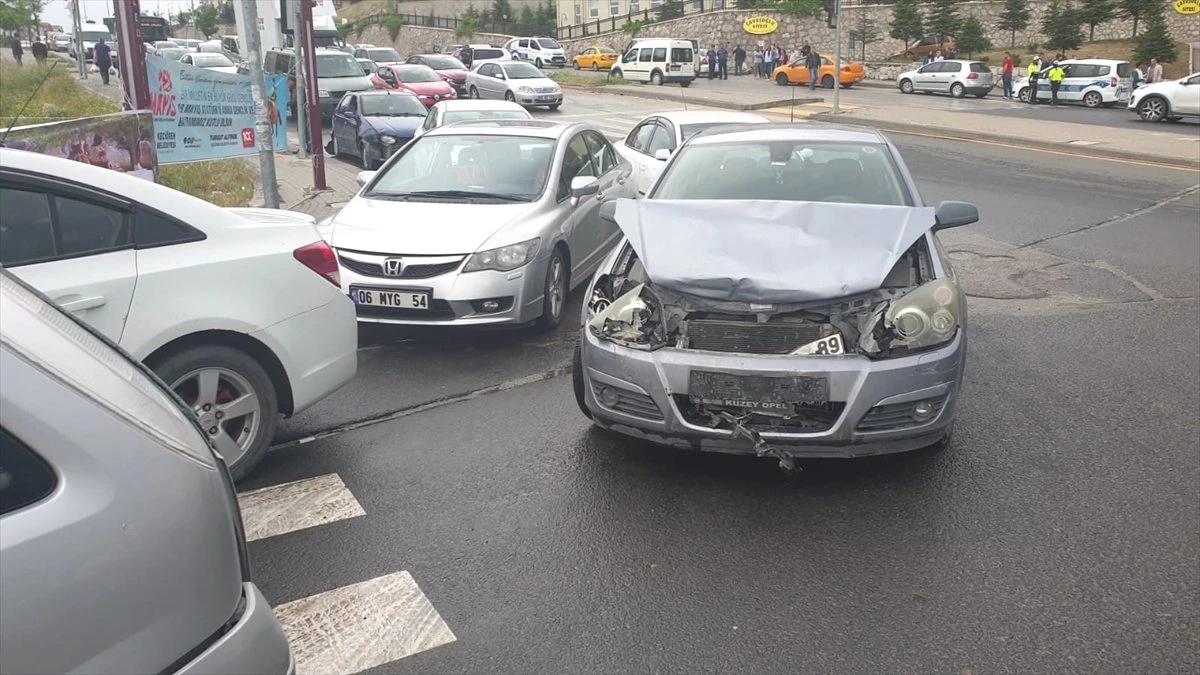 Başkentte Zincirleme Trafik Kazası: 3 Yaralı