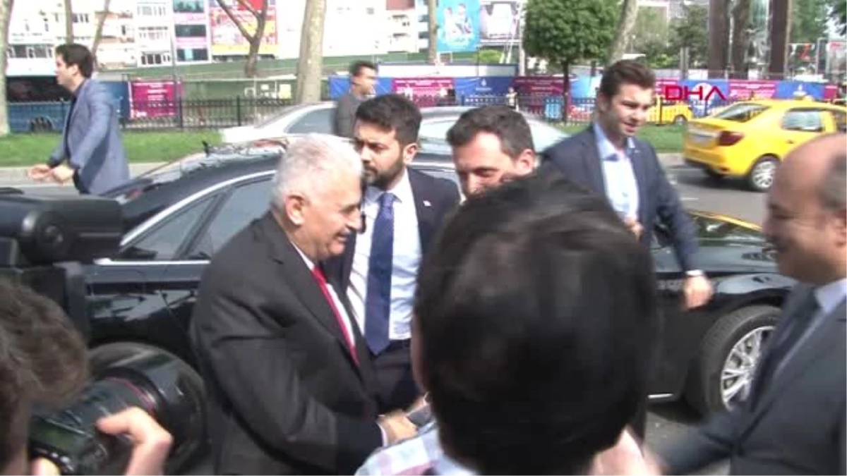 Binali Yıldırım Beşiktaş Çarşı\'yı Ziyaret Etti