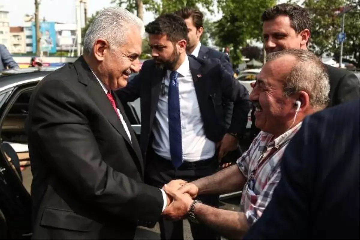 Fotoğraflar // Binali Yıldırım Beşiktaş Çarşı\'yı Ziyaret Etti