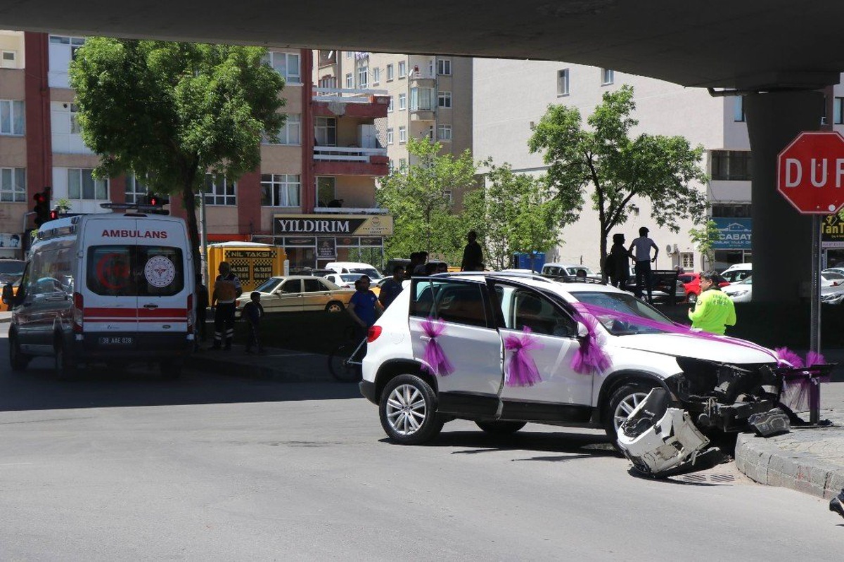Gelin Almaya Giden Cip, Otomobile Çarptı: Damatla Beraber 5 Yaralı